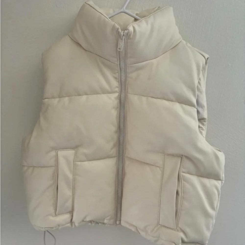 New XS Hollister Puffer Vest - Picture 3 of 5